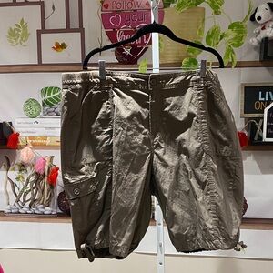 St. John's Bay Dark Brown Cargo Shorts size 22. Waist 22 rise 11 length 11.